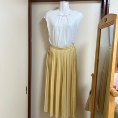 ほぼ未使用　UNIQLOイエロープリーツスカート