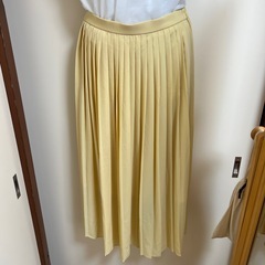 ほぼ未使用　UNIQLOイエロープリーツスカートの画像