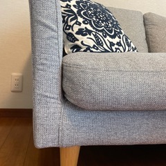 グレーのモダンソファとクッション2個の画像