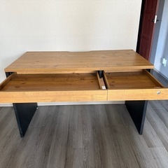 木製デスクの画像