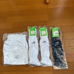 成人サッカー用品　ペナルティ未使用品ゲームパンツ、ストッキング３点の画像