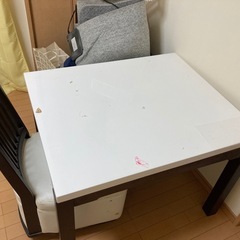 こたつ、椅子2つの画像