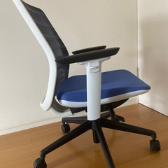 KOPLUS Tonique トニックチェア TONIQUE 肘付 腰当付 オフィスチェア デザイン性 操作性 機能性 高機能チェア 高品質 オフィス家具 メッシュチェア ワークチェア デスクチェア オランダ 事務椅子 回転椅子 オフィスチェア チェアー デスクチェア コプラス の画像