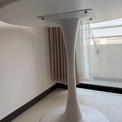 丸いテーブル(白)の画像