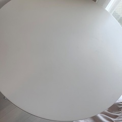 丸いテーブル(白)の画像