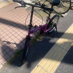リサイクルショップどりーむ天保山店　No304 　折りたたみ自転車　２０インチ　ギア６段切替付き　紫　折りたたみ可能で便利♪の画像