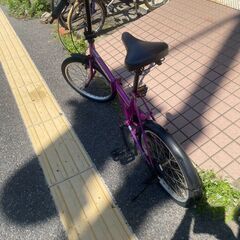 リサイクルショップどりーむ天保山店　No304 　折りたたみ自転車　２０インチ　ギア６段切替付き　紫　折りたたみ可能で便利♪の画像