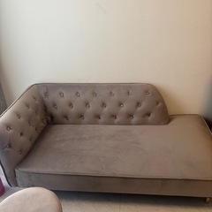 2人掛けソファ（ベルベット調、天然木）の画像