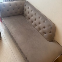 2人掛けソファ（ベルベット調、天然木）の画像