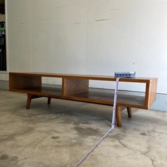 シンプルな木工テレビスタンドの画像