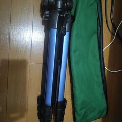 【三脚付き】Canon デジタルビデオカメラ iVIS HF G20 光学10倍ズーム 内蔵32GBメモリー ブラック IVISHFG20の画像