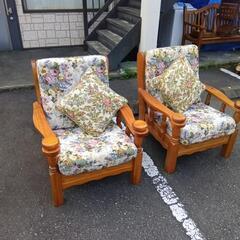 クッション＆ウッドチェア×2の画像