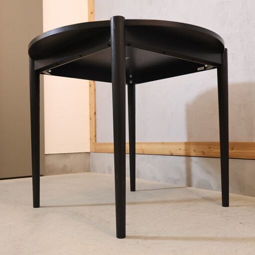 IDEE(イデー)で取り扱われていた NOVA(ノヴァ) リノリウム ラウンドダイニングテーブルです。小ぶりなサイズは2人暮らしや在宅
