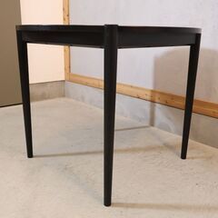 IDEE(イデー)で取り扱われていた NOVA(ノヴァ) リノリウム ラウンドダイニングテーブルです。小ぶりなサイズは2人暮らしや在宅ワーク用のオシャレなパソコンデスクとしてもオススメです♪ の画像