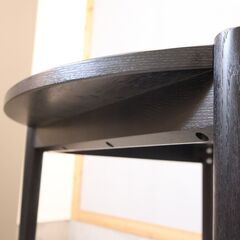 IDEE(イデー)で取り扱われていた NOVA(ノヴァ) リノリウム ラウンドダイニングテーブルです。小ぶりなサイズは2人暮らしや在宅ワーク用のオシャレなパソコンデスクとしてもオススメです♪ の画像