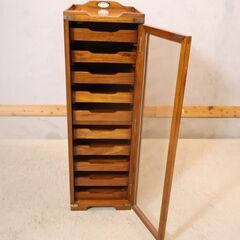 THE CONRAN SHOP(コンランショップ)取扱い、フランスの高級家具ブランド STARBAY(スターベイ)のローズウッド ファイリングキャビネット。10段の引き出しにガラス扉の便利な書類ケースの画像