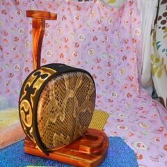 17.000円　片面新品未使用　三線台と片面蛇皮本張り片面ナイロンチーガ仕上げセットの画像