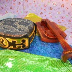 17.000円　片面新品未使用　三線台と片面蛇皮本張り片面ナイロンチーガ仕上げセットの画像