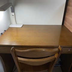 作業デスク(椅子、ライト付き)