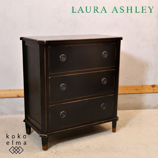 稀少なLAURA ASHLEY(ローラアシュレイ)のHENSHAW(ヘンショウ)シリーズ 3段チェストです。アンティーク調のクラシックなデザインはお部屋のアクセントにもなる洋タンスです♪