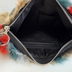 ZARA クラッチバッグ　もふもふ　ファー(多分フェイク)の画像