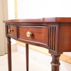 IDC OTSUKA(大塚家具)のコンソールテーブルです。味わい深いシックな色合いとクラシカルなデザインが印象的なアンティーク調コンソールテスクはホールテーブルとしても♪ の画像