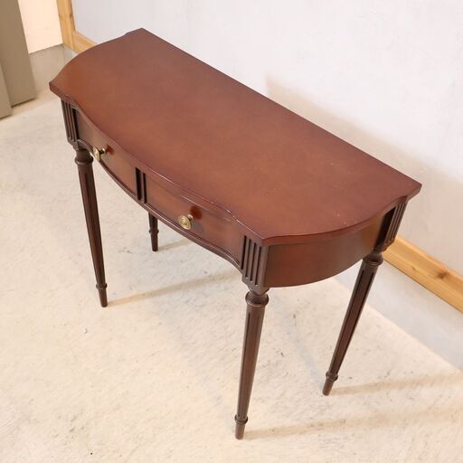 IDC OTSUKA(大塚家具)のコンソールテーブルです。味わい深いシックな色合いとクラシカルなデザインが印象的なアンティーク調コンソ