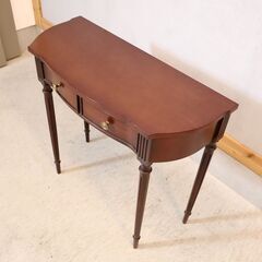 IDC OTSUKA(大塚家具)のコンソールテーブルです。味わい深いシックな色合いとクラシカルなデザインが印象的なアンティーク調コンソールテスクはホールテーブルとしても♪ の画像