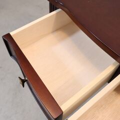 IDC OTSUKA(大塚家具)のコンソールテーブルです。味わい深いシックな色合いとクラシカルなデザインが印象的なアンティーク調コンソールテスクはホールテーブルとしても♪ の画像