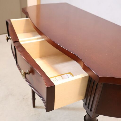 IDC OTSUKA(大塚家具)のコンソールテーブルです。味わい深いシックな色合いとクラシカルなデザインが印象的なアンティーク調コンソ