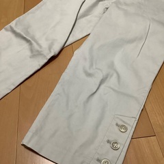 オフホワイトパンツの画像