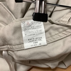 オフホワイトパンツの画像