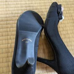 パール＆ビジュー付き黒パンプスの画像
