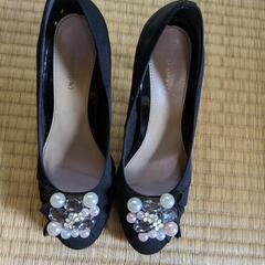 パール＆ビジュー付き黒パンプスの画像
