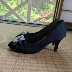 パール＆ビジュー付き黒パンプスの画像