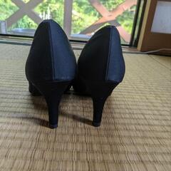 パール＆ビジュー付き黒パンプスの画像