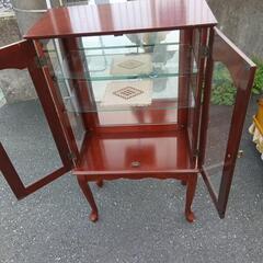 猫足アンティークコレクションケースの画像