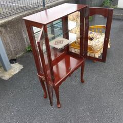 猫足アンティークコレクションケースの画像