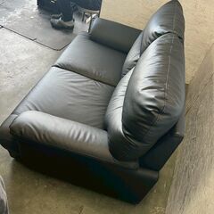 【ジモティ限定特価】合皮レザーソファ 2人掛け ラブソファ 状態良好 レザー ブラック 家具 インテリア Y1784の画像