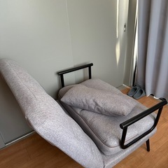 【ソファベッド】1.5人掛け／リクライニング／グレー／クッション付きの画像