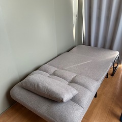 【ソファベッド】1.5人掛け／リクライニング／グレー／クッション付きの画像
