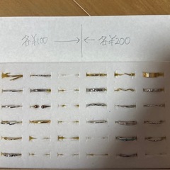 各値段あります。指輪。髪留め。ピアス。の画像
