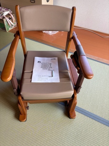【未使用】uchie ウチエ　 介護　家具調ポータブルトイレ 未使用】uchie ウチエ 介護 家具調ポータブルトイレ