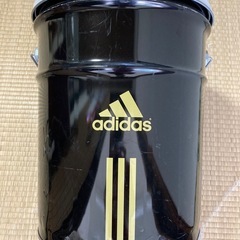 adidas缶の画像