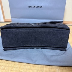 【新品未使用】BALENCIAGA (バレンシアガ) CRUSH ミディアム デニムチェーンショルダーバッグ グレーの画像