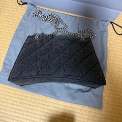 【新品未使用】BALENCIAGA (バレンシアガ) CRUSH ミディアム デニムチェーンショルダーバッグ グレーの画像