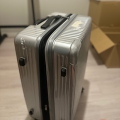 キャリーケース　シルバー　大きいです