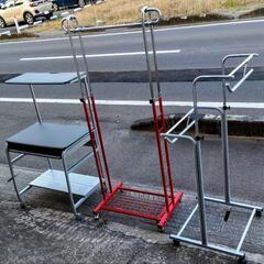 パソコンデスクとハンガーラックまとめての画像