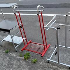 パソコンデスクとハンガーラックまとめての画像