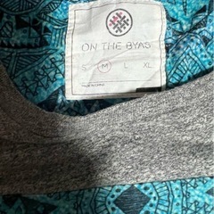 ON THE BYAS エスニック切替Tシャツ グレーの画像